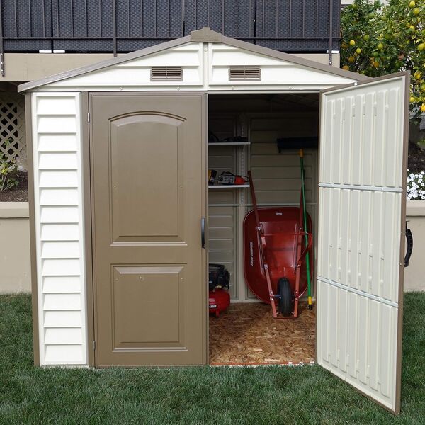 Duramax StoreAll 8 x 6 (3.85 m²) Abri de jardin en plastique avec 1 fenêtre fixe et kit de fondation en métal, structure de toit en métal robuste, ignifuge et sans entretien - Ivory/Brown