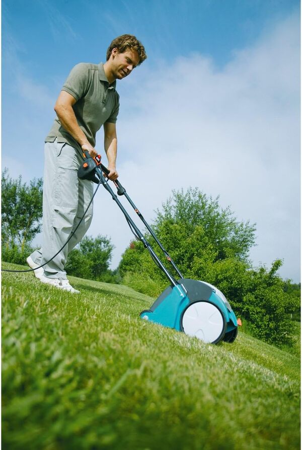 Scarificateur électrique EVC 1000 Gardena : aérateur de pelouse avec largeur de travail 30 cm, 1000 W, surface de gazon jusqu'à 1000 m², levier de réglage, guidon divisible (4068-20), Standard