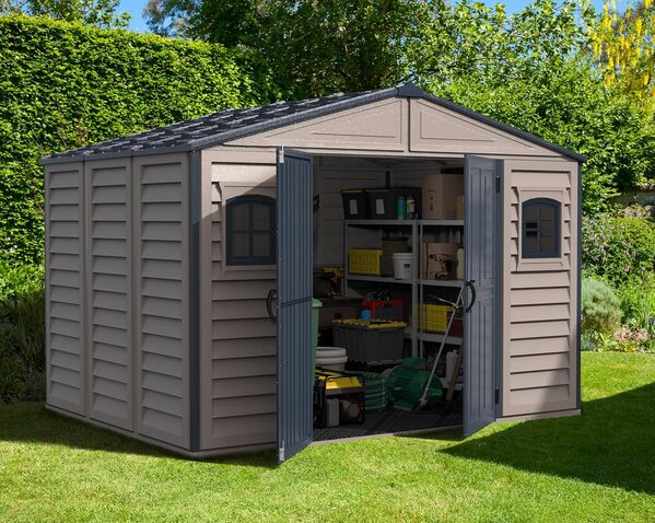 Duramax WoodBridge II PLUS 10.5 x 8 (7.64 m²) Abri de jardin en plastique avec kit de fondation et 2 fenêtres fixes - Structure de toit en métal robuste, Sans entretien, Gris foncé/ Adobe