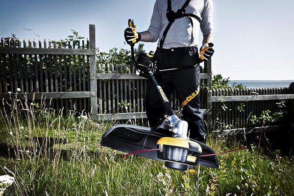 Débroussailleuse McCulloch B40 B Elite : Débroussailleuse d’une largeur de travail de 52 cm (avec fil de coupe), fonction Soft Start, système antivibrations (N° d’art. 00096-67.787.01)