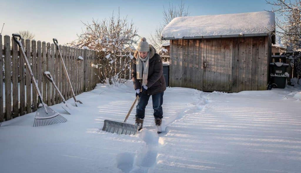 Deneigement du jardin en hiver : astuces et conseils