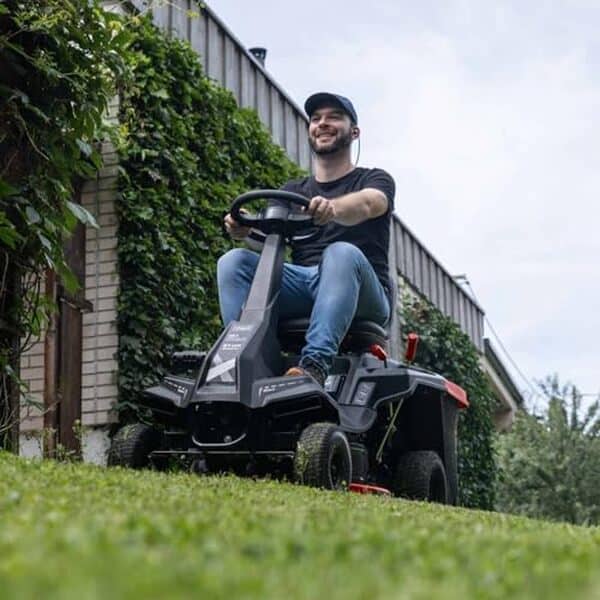 Découvrez la tondeuse autoportée thermique Scheppach MR235-61, alliant puissance, confort et maniabilité pour un entretien optimal de votre jardin.